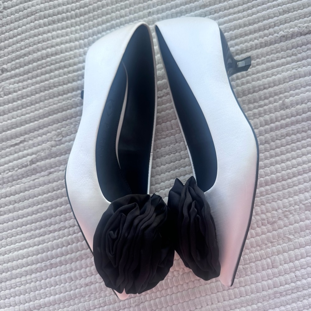 Katy Perry White Pointed Toe Pumps Micro Heel Rosette Statement 7 - Picture 7 of 9